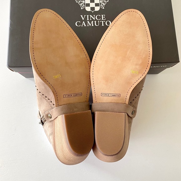 ✨New VINCE CAMUTO Dorintina Nubuck Booties Taupe - Picture 9 of 9